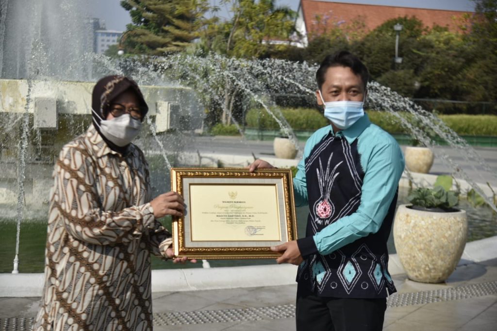 Wali Kota Risma Beri Penghargaan Kajari Tanjung Perak yang Pindah Tugas