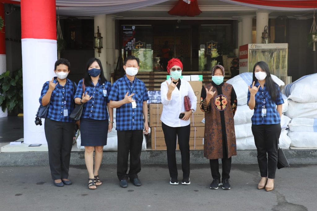 Didampingi Anggota DPR, Perwakilan BCA Serahkan Bantuan Masker ke Pemkot Surabaya
