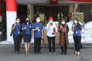 Didampingi Anggota DPR, Perwakilan BCA Serahkan Bantuan Masker ke Pemkot Surabaya