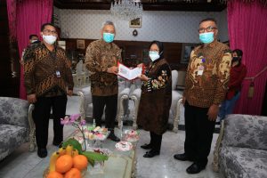 Wali Kota Risma Terima Uang Baru Pecahan Rp 75 Ribu dari Bank Indonesia