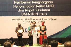 Gabungkan Pendekatan Sains dan Spiritual Lawan Covid-19, Gubernur Khofifah Terima Penghargaan dari Kemenag