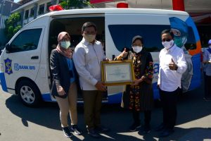 Wali Kota Risma Terima Bantuan Mobil PCR dari BRI untuk Pemkot Surabaya
