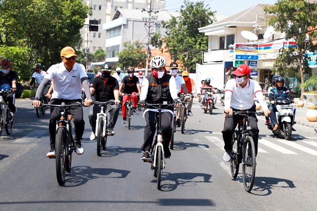 Gubernur Khofifah Bersama Penyintas Covid-19 Berbagi Masker dan Bersepeda Aman dan Sehat Sesuai Pedoman WHO