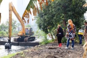 Pantau Aktivitas Pengerukan Lumpur di Sungai, Wali Kota Risma Blusukan di Kedung Baruk