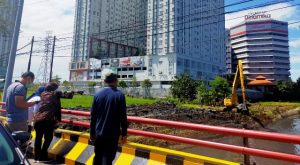 Tinjau Proses Pengerukan Saluran, Wali Kota Risma Ingin Dipercepat