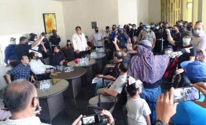Akses Jalan Ditutup, Warga Perumahan Bukit Mas Surabaya Geger