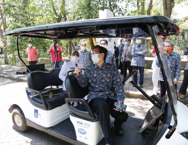 Baru Soft Launching, Wali Kota Risma Langsung Jajal Mobil Tanpa Sopir Karya ITS