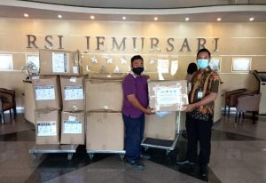 UK Petra Salurkan Bantuan APD Ke RSI Jemursari