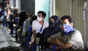 Pemkot Gelar Rapid Test Massal di Jalan Genteng Besar, Puluhan Pemuda Antre