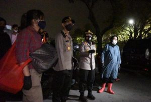 Wali Kota Surabaya dan Kapolres Pelabuhan Pimpin Rapid Test di Bawah Jembatan Suramadu