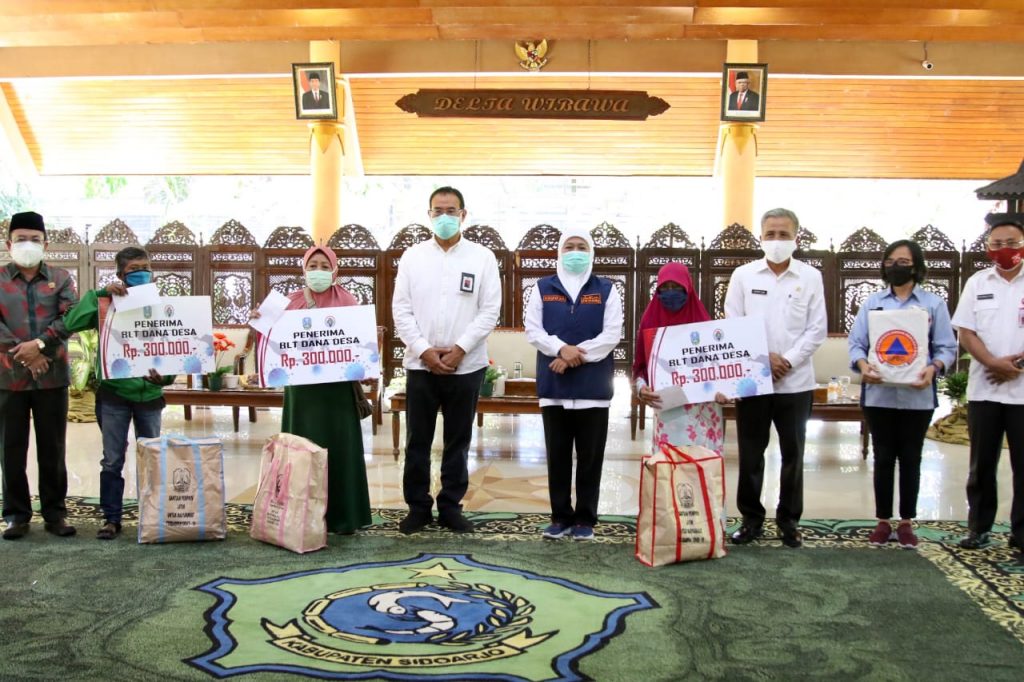Maksimalkan Penanganan Covid-19, Gubernur Khofifah Serahkan Ventilator ke Pengelola Rumah Sakit di Mojokerto, Sidoarjo, dan Pasuruan