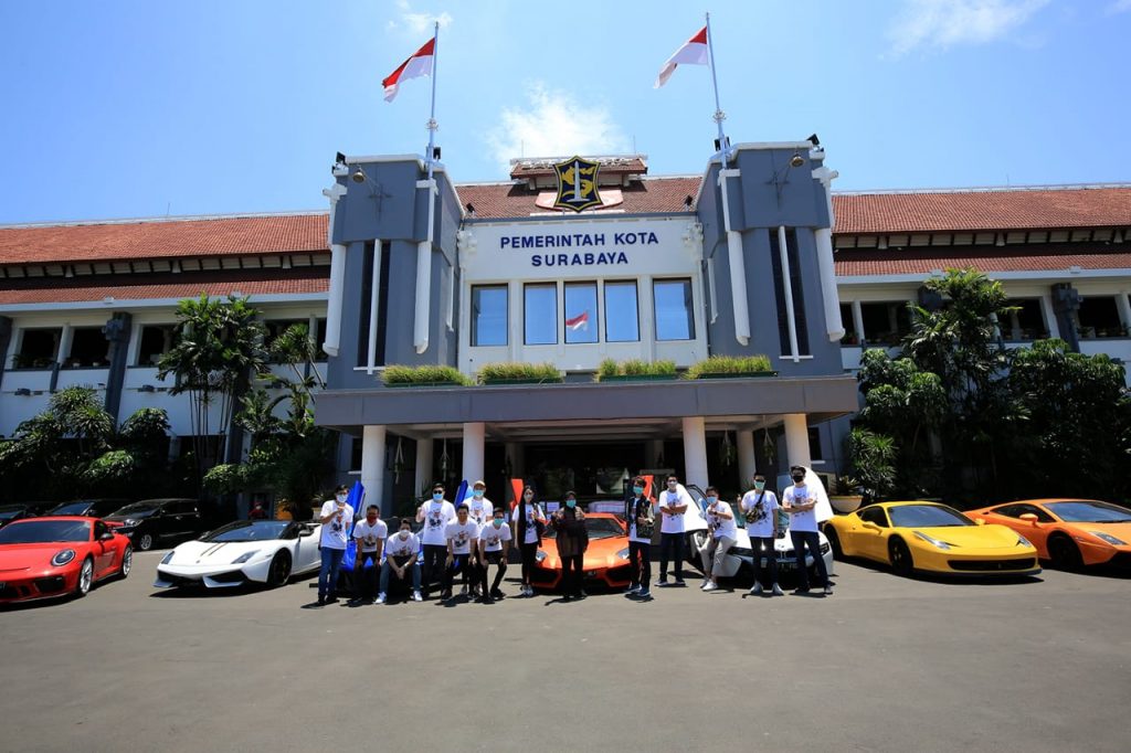 Kendarai Mobil Mewah ke Balai Kota, Crazy Rich Berikan Bantuan ke Pemkot Surabaya