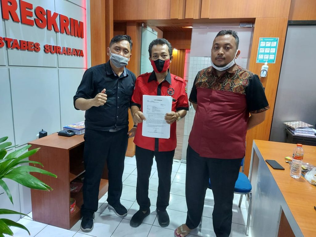 Warga Patemon Laporkan Stiker Provokasi Kader PDIP ke Polrestabes Surabaya