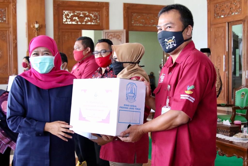 Gubernur Khofifah Serahkan 25 Unit Ventilator Untuk Rumah Sakit 9 Daerah Ex-Karesidenan Madiun
