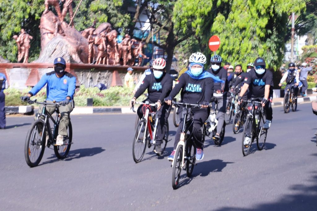 Sambil Gowes di Kota Malang, Gubernur Khofifah Bersama Pangdam dan Kapolda Kampanye Pakai Masker
