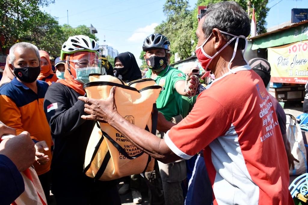 Sisir Pantura, Gubernur Khofifah Kampanyekan Pakai Masker di Bojonegoro