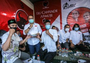 Warga Wiyung Gotong Royong Dirikan Posko Pemenangan Eri Cahyadi- Armuji