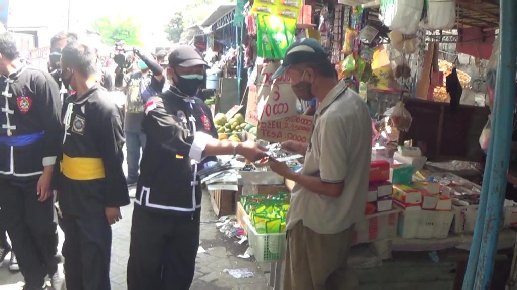 Puluhan Pendekar Silat Bersama Polisi ‘Grebek Masker’ di Pasar Tradisional