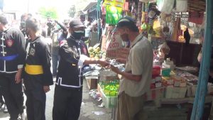 Puluhan Pendekar Silat Bersama Polisi ‘Grebek Masker’ di Pasar Tradisional