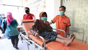 Dengar Nenek 82 Tahun Tinggal di Rumah Tak Layak Huni, Begini Respon Cepat Wali Kota Risma