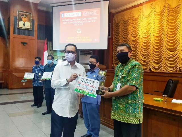 Belasan Lembaga Pendidikan Terima Anugerah Adiwiyata Kota Surabaya 2020