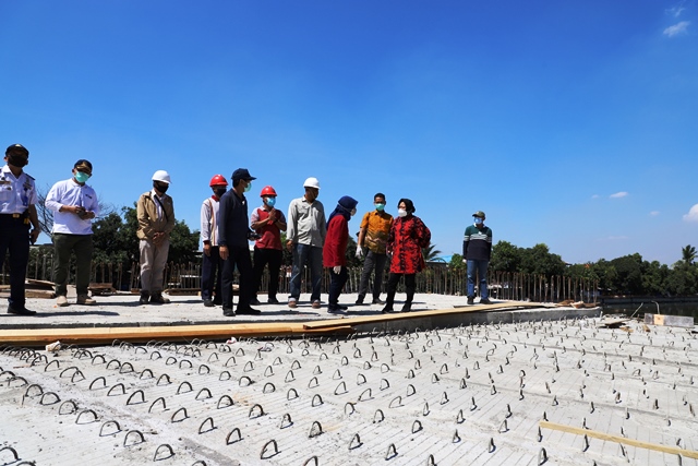 Kebut Penyelesaiannya, Wali Kota Risma Kembali Tinjau Progres Pembangunan Jembatan Joyoboyo