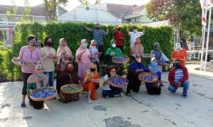 Manfaatkan Fasum di Masa Pandemi, Warga Surabaya Tanam ‘Bunga Telang’ yang Kaya Manfaat