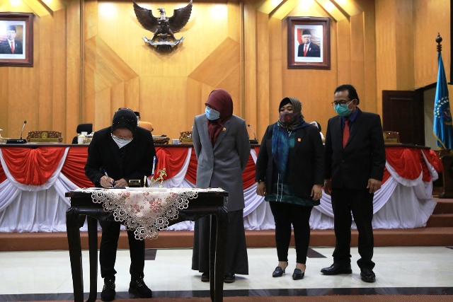 DPRD Surabaya Sahkan Perda Terkait Pengelolaan Barang Milik Daerah Bersama Wali Kota