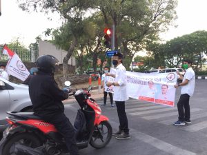 Bagikan Ratusan Masker di Jalan, TMP Surabaya: Tolak Politik Transaksional