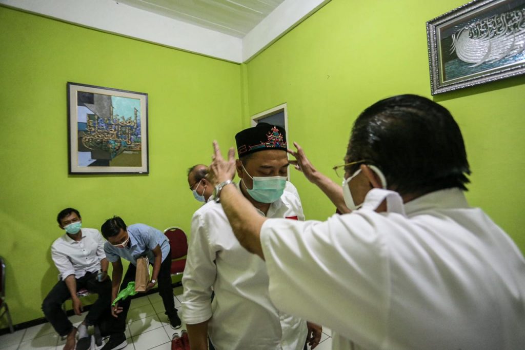 Hadiahkan Songkok Spesial ke Eri Cahyadi, Ini Pesan dan Harapan Takmir Masjid Cheng Hoo 