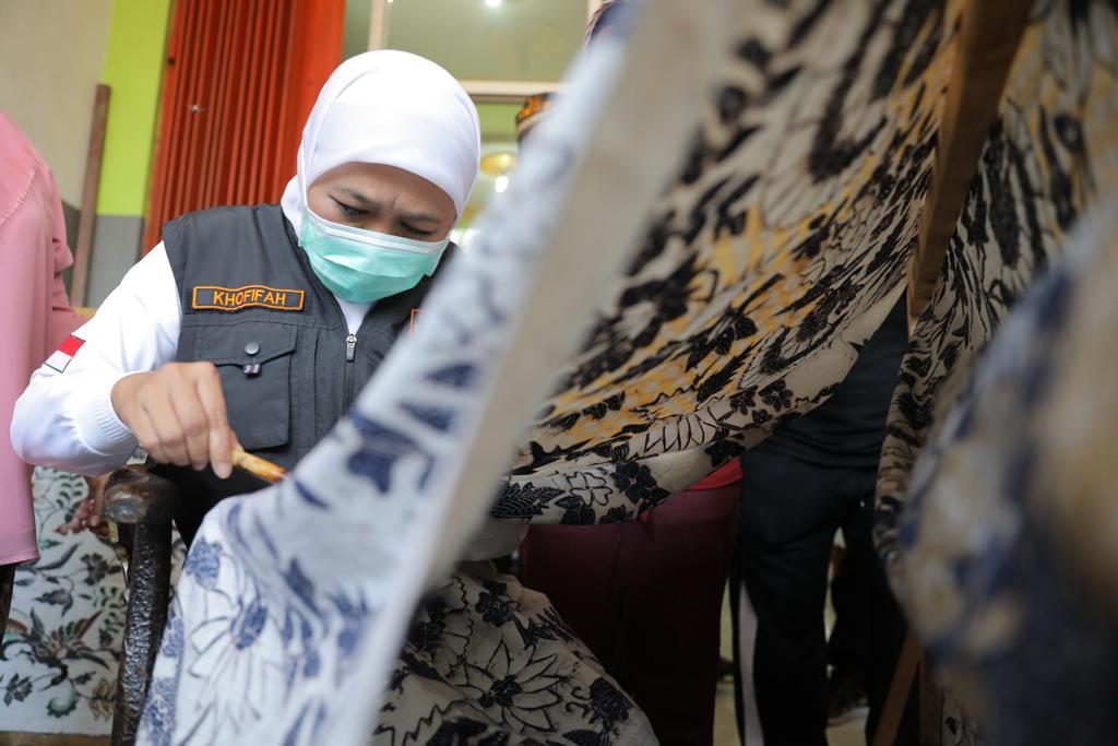 Gubernur Khofifah Ajak Generasi Millenial dan Z Perkenalkan Batik Jatim