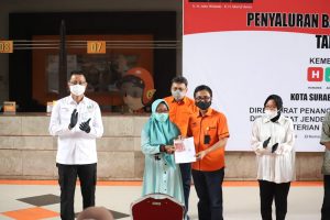 Wali Kota Risma Dampingi Mensos Tinjau Penyaluran Bansos Beras dan BST di Surabaya