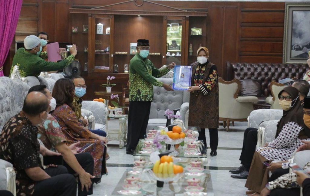 Wali Kota Risma Berikan IMB Gratis ke Rumah Ibadah dan Fasilitas Pendidikan se Surabaya