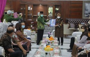 Wali Kota Risma Berikan IMB Gratis ke Rumah Ibadah dan Fasilitas Pendidikan se Surabaya