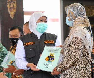 Bangkitkan UMKM Gubernur Khofifah Serahkan Sertifikat, Bansos Dan Modal Usaha Di Jombang