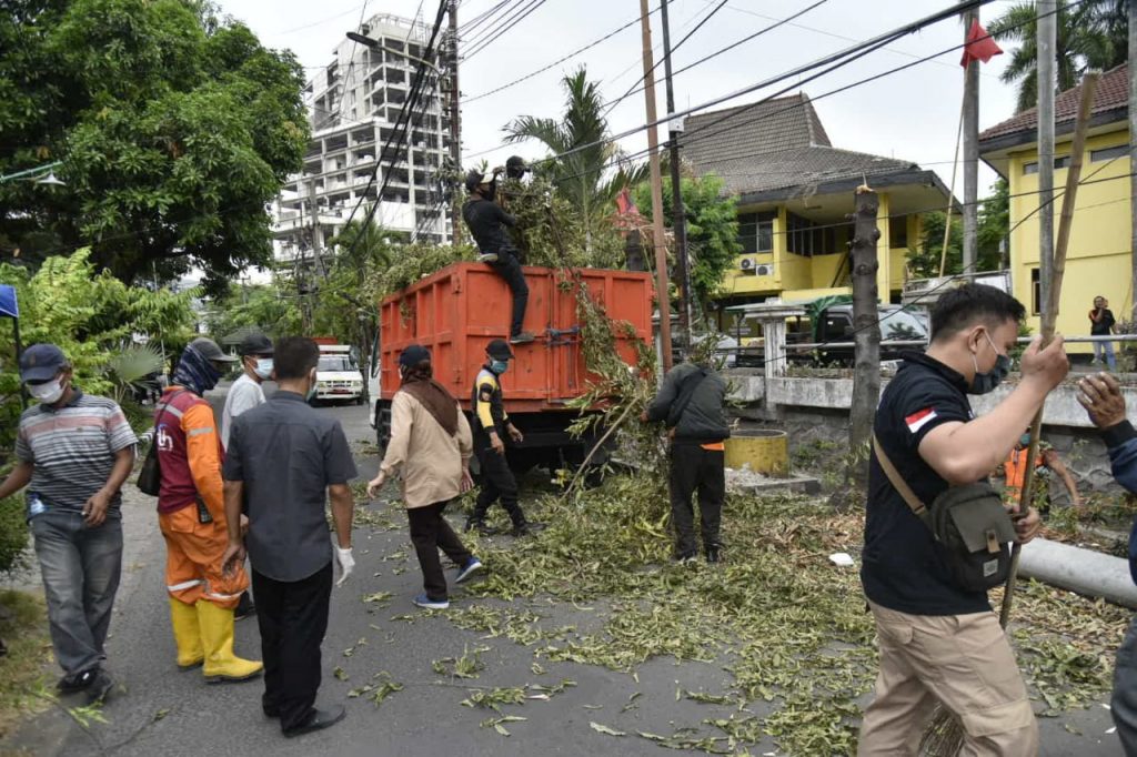 Dipimpin Wali Kota Risma, Kerja Bakti di Pegirian dan Kampung Seng Angkut Sampah 22 Dump Truk
