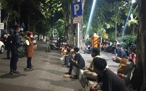 Usai Main Ludruk, Wali Kota Risma Pimpin Rapid Test dan Swab Mendadak di Taman Bungkul