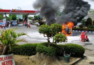 Ngantri di Area SPBU di Kediri, Mobil Jenis Avansa Ludes Terbakar