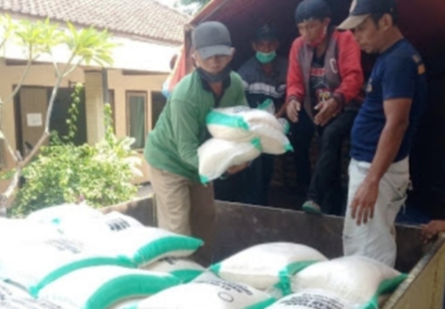 Salurkan Bantuan Beras ke 17 Wilayah, Pemkab Kediri Sasar 2.858 Warga Desa Papar