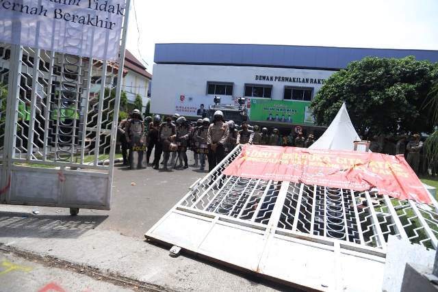 Aksi Penolakan Omnibus Law Ricuh, Gerbang Gedung DPRD Sidoarjo Roboh