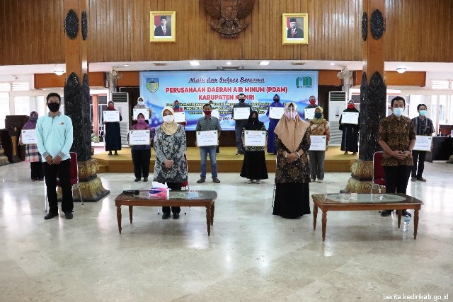 PDAM Kabupaten Kediri Serahkan Bantuan (CSR) ke 24 UMKM