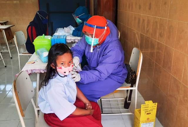 Dengan Protokol Kesehatan Ketat, Pelajar di Surabaya Antusias Ikuti Program Imunisasi