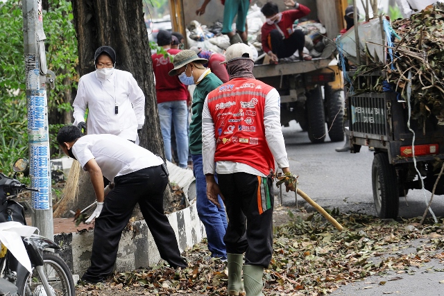 Wali Kota Risma Gelar Giat Kerja Bakti Keruk Saluran Kalirejo, Terkumpul Sampah 26 Dump Truk
