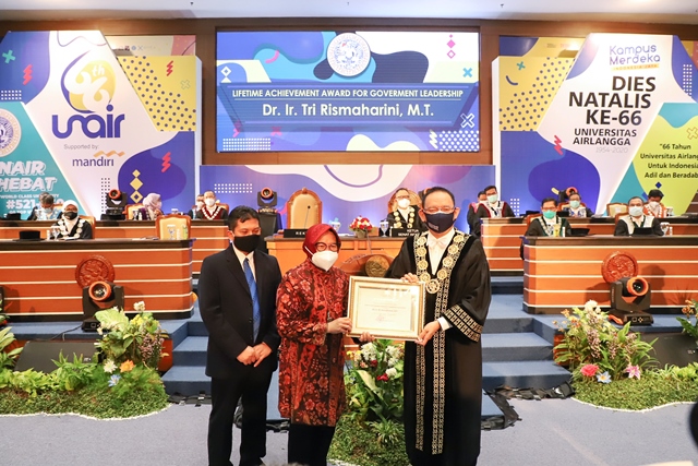 Wali Kota Risma Terima Penghargaan Lifetime Achievement Award for Goverment Leadership dari Unair