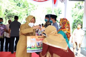 Wali Kota Risma Bantu Baju Hazmat, Masker dan Sarung Tangan ke Modin di Surabaya