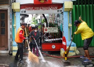 Cegah Genangan di Musim Penghujan, Wali Kota Risma Kerja Bakti dari Pagi hingga Petang