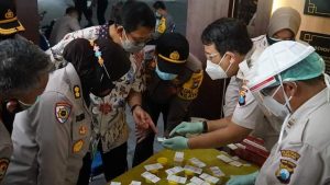 Ratusan Polisi di Surabaya Dites Urine Mendadak