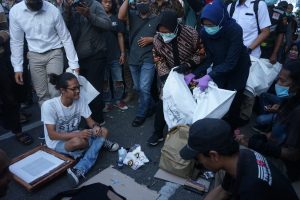 Wali Kota Risma Punguti Sampah di Antara Massa Unjuk Rasa Tolak Omnibus Law