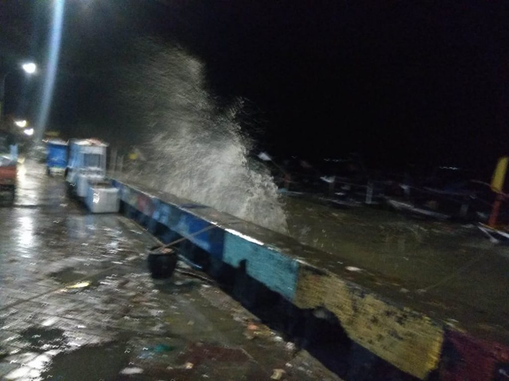 Perahu Nelayan Pantai Kenjeran jadi Korban Hantaman Ombak dan Angin