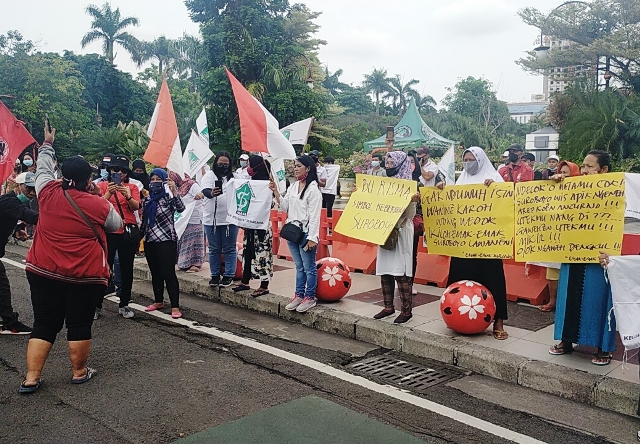 Emak-emak di Surabaya Minta Penghujat Risma Sadar dan Minta Maaf
